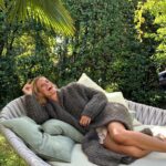 Filippa Lagerbäck Instagram - La celebrazione del maxi cardigan che mi ha salvato durante l’inverno! 🤍 Mi sono innamorata di questo capo durante lo shooting per #NaturalStyle e da allora ho praticamente vissuto avvolta in questa morbida coperta, superando l’umidità e il freddo della sera che cala in casa… non è ancora arrivato il momento di uscire dal letargo (una foto è di 5 minuti fa 😅) ma volevo ringraziare @gentryportofino per la carezza. #grazie #gift . foto @annalisaflori styling @antoniofrana