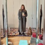 Filippa Lagerbäck Instagram - La celebrazione del maxi cardigan che mi ha salvato durante l’inverno! 🤍 Mi sono innamorata di questo capo durante lo shooting per #NaturalStyle e da allora ho praticamente vissuto avvolta in questa morbida coperta, superando l’umidità e il freddo della sera che cala in casa… non è ancora arrivato il momento di uscire dal letargo (una foto è di 5 minuti fa 😅) ma volevo ringraziare @gentryportofino per la carezza. #grazie #gift . foto @annalisaflori styling @antoniofrana