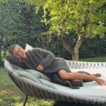 Filippa Lagerbäck Instagram - La celebrazione del maxi cardigan che mi ha salvato durante l’inverno! 🤍 Mi sono innamorata di questo capo durante lo shooting per #NaturalStyle e da allora ho praticamente vissuto avvolta in questa morbida coperta, superando l’umidità e il freddo della sera che cala in casa… non è ancora arrivato il momento di uscire dal letargo (una foto è di 5 minuti fa 😅) ma volevo ringraziare @gentryportofino per la carezza. #grazie #gift . foto @annalisaflori styling @antoniofrana