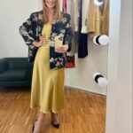 Filippa Lagerbäck Instagram - Look di stasera… ➡️look della settimana. Outfit easy che mi rappresentano ( e noto che poso spesso con le gambe incrociate… 😅) Che ne dite? 🤍 . A tra poco con @chetempochefa #ctcf look stasera @pomandere @huimilano @aquazzura @robertabeolchini @toledo_mariapaola Tutti gli altri sono taggati in foto.
