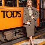 Filippa Lagerbäck Instagram - Look di stasera… ➡️look della settimana. Outfit easy che mi rappresentano ( e noto che poso spesso con le gambe incrociate… 😅) Che ne dite? 🤍 . A tra poco con @chetempochefa #ctcf look stasera @pomandere @huimilano @aquazzura @robertabeolchini @toledo_mariapaola Tutti gli altri sono taggati in foto.