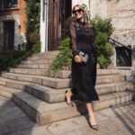 Filippa Lagerbäck Instagram - Look di stasera… ➡️look della settimana. Outfit easy che mi rappresentano ( e noto che poso spesso con le gambe incrociate… 😅) Che ne dite? 🤍 . A tra poco con @chetempochefa #ctcf look stasera @pomandere @huimilano @aquazzura @robertabeolchini @toledo_mariapaola Tutti gli altri sono taggati in foto.