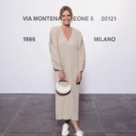 Filippa Lagerbäck Instagram - Look di stasera… ➡️look della settimana. Outfit easy che mi rappresentano ( e noto che poso spesso con le gambe incrociate… 😅) Che ne dite? 🤍 . A tra poco con @chetempochefa #ctcf look stasera @pomandere @huimilano @aquazzura @robertabeolchini @toledo_mariapaola Tutti gli altri sono taggati in foto.