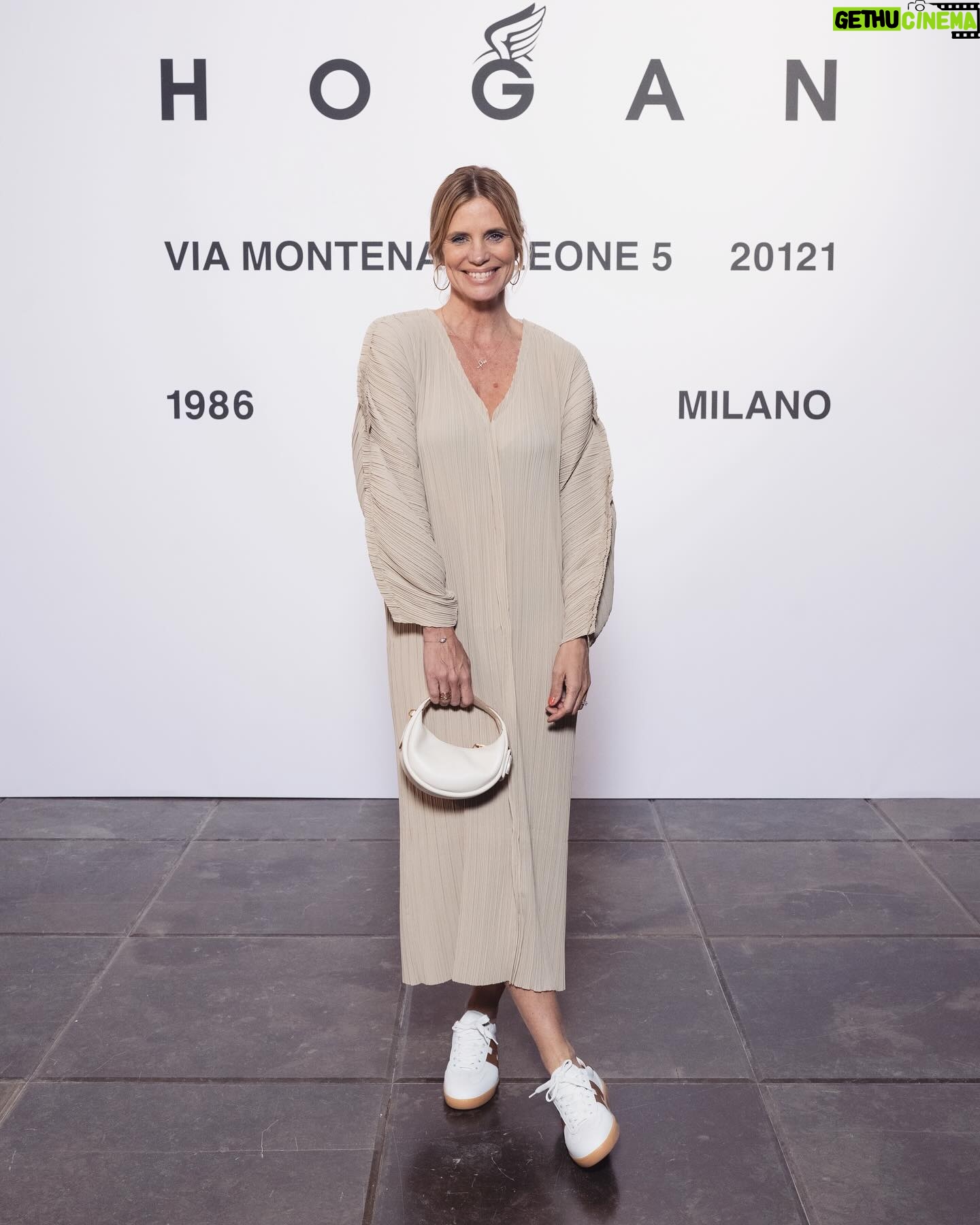 Filippa Lagerbäck Instagram - Look di stasera… ➡️look della settimana. Outfit easy che mi rappresentano ( e noto che poso spesso con le gambe incrociate… 😅) Che ne dite? 🤍 . A tra poco con @chetempochefa #ctcf look stasera @pomandere @huimilano @aquazzura @robertabeolchini @toledo_mariapaola Tutti gli altri sono taggati in foto.