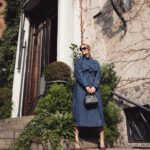 Filippa Lagerbäck Instagram - Look di stasera… ➡️look della settimana. Outfit easy che mi rappresentano ( e noto che poso spesso con le gambe incrociate… 😅) Che ne dite? 🤍 . A tra poco con @chetempochefa #ctcf look stasera @pomandere @huimilano @aquazzura @robertabeolchini @toledo_mariapaola Tutti gli altri sono taggati in foto.