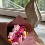 Filippa Lagerbäck Instagram - Fiori e… chocolate chip cookies senza glutine! 🌸🍪🧡 [ho rifatto la ricetta dell’altro gg facendo freestyle con le farine, di riso e maizena, senza glutine, che avevo in casa. Il risultato è molto buono, più friabile e un pochino più piatti dell’originale ma il gusto è ottimo! …e il marito ringrazia!] Metto il link alla ricetta nelle storie. Love. 💓