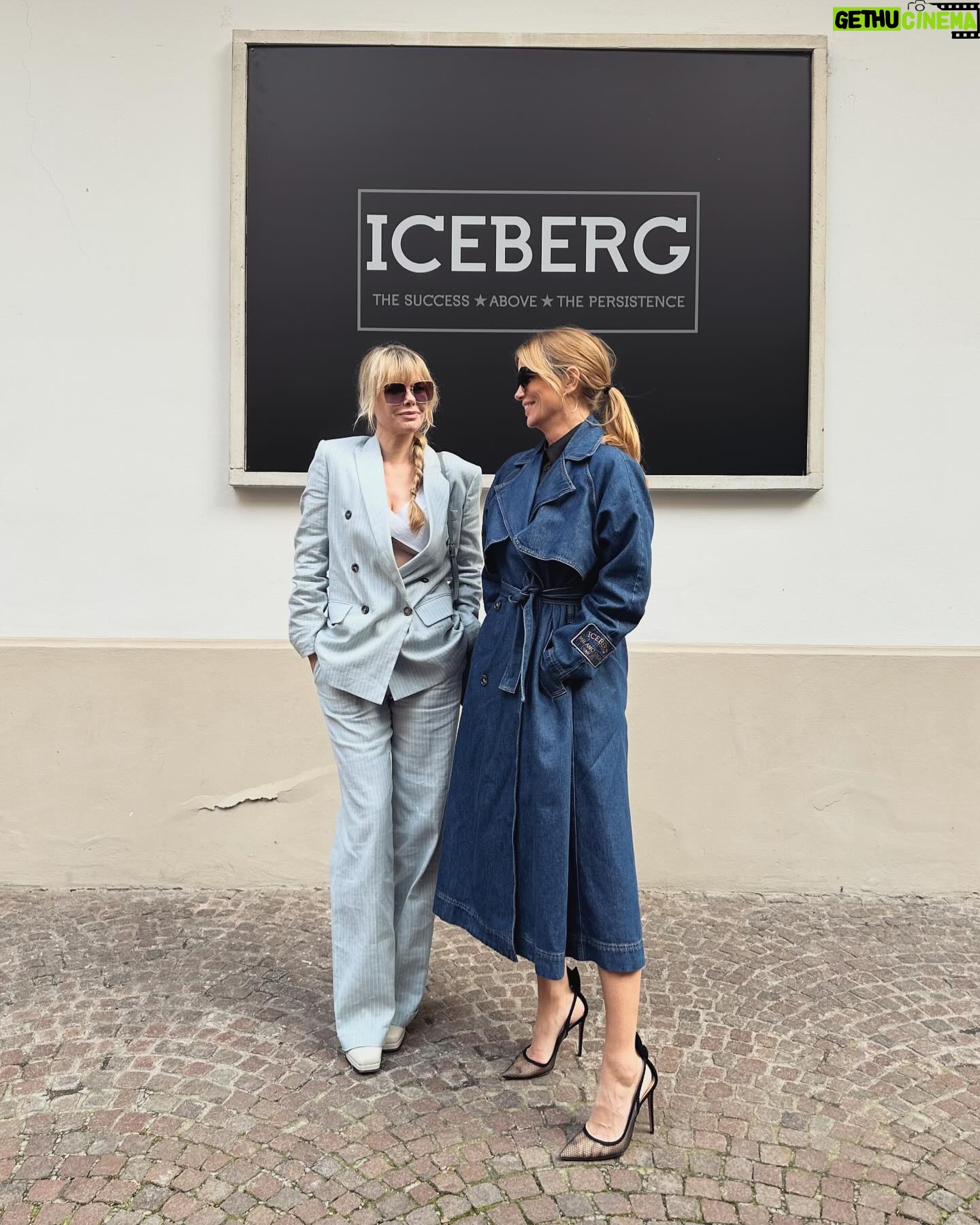 Filippa Lagerbäck Instagram - Look di stasera… ➡️look della settimana. Outfit easy che mi rappresentano ( e noto che poso spesso con le gambe incrociate… 😅) Che ne dite? 🤍 . A tra poco con @chetempochefa #ctcf look stasera @pomandere @huimilano @aquazzura @robertabeolchini @toledo_mariapaola Tutti gli altri sono taggati in foto.