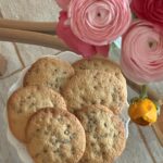 Filippa Lagerbäck Instagram - Fiori e… chocolate chip cookies senza glutine! 🌸🍪🧡 [ho rifatto la ricetta dell’altro gg facendo freestyle con le farine, di riso e maizena, senza glutine, che avevo in casa. Il risultato è molto buono, più friabile e un pochino più piatti dell’originale ma il gusto è ottimo! …e il marito ringrazia!] Metto il link alla ricetta nelle storie. Love. 💓