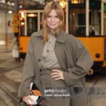 Filippa Lagerbäck Instagram - Look di stasera… ➡️look della settimana. Outfit easy che mi rappresentano ( e noto che poso spesso con le gambe incrociate… 😅) Che ne dite? 🤍 . A tra poco con @chetempochefa #ctcf look stasera @pomandere @huimilano @aquazzura @robertabeolchini @toledo_mariapaola Tutti gli altri sono taggati in foto.