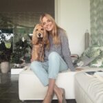 Filippa Lagerbäck Instagram - Nuovo fav outfit con il mio amico migliore. 🩶 . maglione (cotone eh!😅) @kangra_official slipper @buttero_official (adoro!)