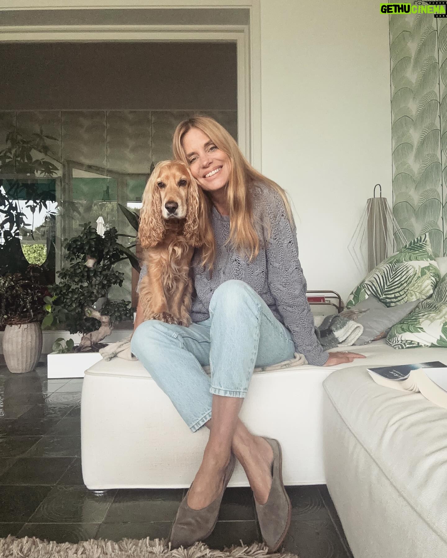 Filippa Lagerbäck Instagram - Nuovo fav outfit con il mio amico migliore. 🩶 . maglione (cotone eh!😅) @kangra_official slipper @buttero_official (adoro!)