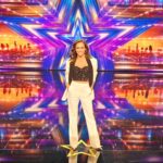 Filomena Cautela Instagram - Sábado de sol, aqui grava-se a fase de apuramento do Got Talent. 🙄 Quem por aí acompanha o programa? A @leandraoliveira_makeup a @maria_joao_andrade_hairstylist e a @vanessamarquesstyling fizeram esta proeza de me botar apresentável, obrigada maravilhosas 🤍 Obrigada @miguelvieiraofficial @sahocoficial @aldo_shoes @swarovski