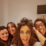 Filomena Cautela Instagram - Tenho isto em falta há umas boas semanas, cá vai: Estas 3 maravilhosas levam comigo semanalmente no Got Talent e como se isso não fosse castigo suficiente, têm a tarefa árdua de me botar apresentável. Têm uma paciência desmedida para me aturar e uma alegria e profissionalismo e é gente boa, com a cabeça e o coração no sitio certo, ê goto munto delas e quis partilhar convosco. Obrigada @vanessamarquesstyling @leandraoliveira_makeup e @maria_joao_andrade_hairstylist E claro, os mês ricos colegas de bancada. Tem sido mesmo um prazer 🤍 A Sílvia é a maior e isso não será novidade para ninguém. * A segunda foto é frustração com isto das eliminatórias malta... Ja sus