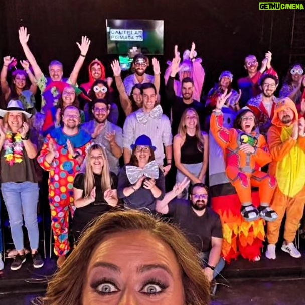 Filomena Cautela Instagram - Hoje há bola, para a semana voltamos. Falem-me sobre estas fotos que ó valha me Deus e, sim... É uma bigodaça. Faltam 3 programas, aceitam-se sugestões de temas nos comentários :) O próximo programa vale pelos últimos minutos. Conheci 3 novos amigos e, parece me que se o país os conhecesse de facto, talvez este fosse um lugar diferente. As últimas semanas foram vá... difíceis, queira isso dizer o que quiser. Em breve acho que me vai apetecer falar publicamente sobre isto... Mas talvez passe. A todos os que estiveram na plateia neste programa, obrigada, ao André à Lúcia e à Joana, até já caríssimos. E estou por aqui. Estão por aí?