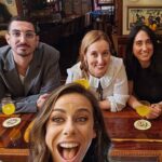 Filomena Cautela Instagram - Hoje há bola, para a semana voltamos. Falem-me sobre estas fotos que ó valha me Deus e, sim... É uma bigodaça. Faltam 3 programas, aceitam-se sugestões de temas nos comentários :) O próximo programa vale pelos últimos minutos. Conheci 3 novos amigos e, parece me que se o país os conhecesse de facto, talvez este fosse um lugar diferente. As últimas semanas foram vá... difíceis, queira isso dizer o que quiser. Em breve acho que me vai apetecer falar publicamente sobre isto... Mas talvez passe. A todos os que estiveram na plateia neste programa, obrigada, ao André à Lúcia e à Joana, até já caríssimos. E estou por aqui. Estão por aí?