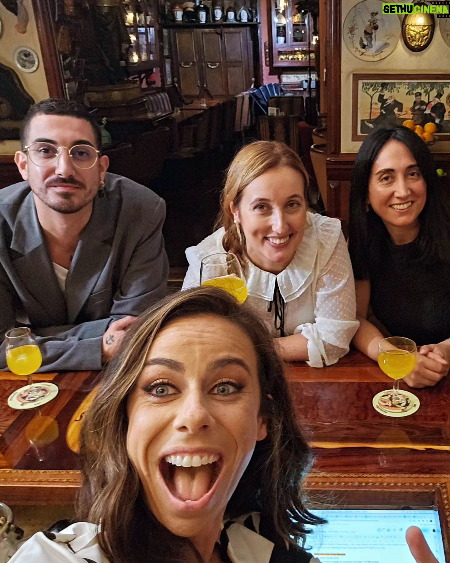 Filomena Cautela Instagram - Hoje há bola, para a semana voltamos. Falem-me sobre estas fotos que ó valha me Deus e, sim... É uma bigodaça. Faltam 3 programas, aceitam-se sugestões de temas nos comentários :) O próximo programa vale pelos últimos minutos. Conheci 3 novos amigos e, parece me que se o país os conhecesse de facto, talvez este fosse um lugar diferente. As últimas semanas foram vá... difíceis, queira isso dizer o que quiser. Em breve acho que me vai apetecer falar publicamente sobre isto... Mas talvez passe. A todos os que estiveram na plateia neste programa, obrigada, ao André à Lúcia e à Joana, até já caríssimos. E estou por aqui. Estão por aí?