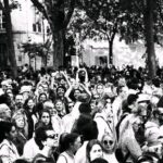 Filomena Cautela Instagram - (se estão pelas fotos, deixem msg :) Se não foi a maior marcha de sempre, foi certamente a mais comovente. Nunca vi a avenida tão cheia de gente, e gente a chorar, de alegria. Fomos milhares e milhares por todo o país, e que cena linda esta de vos ver desfilar e de nos conhecermos assim :) que dia bonito. Obrigada por estes sorrisos. 25 de Abril é liberdade, também é alegria, empatia, companheirismo muita esperança e progresso. Nunca me vou esquecer deste dia. 🤍 ( gostava de dizer que as fotos a preto e branco foram opção, mas nao foram malta, a câmara, com a confusao mudou de definições e eu não estava com vagar para tentar contornar)