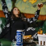 Filomena Cautela Instagram - COMUNICAÇÃO À NAÇÃO: Já sai um solzinho de vez em quando, e isso pede aquela fresquinha a meio do dia. Para quem está a trabalhar que nem um doido, em almoços de amigos, entre reuniões, ou condutores que não largam o carro, maltinha, se não experimentaram, fica a sugestão - @superbock 00. De nada valentes. De nada 💙💃 #pub | Seja Responsável. Beba com Moderação.