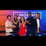 Filomena Cautela Instagram – Hoje vai para o ar o Programa Cautelar Multitematico. Como nas outras temporadas, temos sempre um programa em que paramos, respiramos um bocadinho e trazemos temas e macacadas que ficaram pelo caminho. É um programa diferente dos outros. Mais leve, mas nem tanto, e terá o privilégio de contar com 4 convidados extraordinários. São isto mesmo, extraordinários. Agradecer à @apipocamaisdoce , à @fatimalopesoficial , ao @ruimariapego , ao @mr_filadagodaaa nunca será suficiente e caramba, chorei a rir, mas não digo onde.

Agora, para quem me segue por aqui, que saibam que hoje, o programa necessario, seria gritar que estamos a assistir ao que se passa em Israel e na Palestina e que demasiadas vidas estão a ser destruídas diante dos nossos olhos. E não é esse o nosso lugar evidentemente. Não falarei mais sobre este assunto aqui, porque o limite de caracteres nunca vai permitir que algum diálogo produtivo seja feito nestes fóruns, principalmente sobre um dos conflitos mais complexos e antigos da História, mas sabemos que esta semana, e hoje, ficarão marcados. O concurso da morte está a dar na televisão. E nós estamos a assistir. 
Hoje tentamos respirar as 21h10 na RTP.