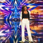 Filomena Cautela Instagram - Sábado de sol, aqui grava-se a fase de apuramento do Got Talent. 🙄 Quem por aí acompanha o programa? A @leandraoliveira_makeup a @maria_joao_andrade_hairstylist e a @vanessamarquesstyling fizeram esta proeza de me botar apresentável, obrigada maravilhosas 🤍 Obrigada @miguelvieiraofficial @sahocoficial @aldo_shoes @swarovski