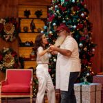 Filomena Cautela Instagram - Adoro estas fotografias, menos a última... Hoje vai para o ar o Masterchef avós na RTP1. Se alguns dos concorrentes ou amigos, e familiares dos concorrentes andam por aí, falem me nos comentários por favor. Fiz tantos amigos e partilhámos momentos mesmo bonitos. Para os 3 magníficos: Não sei explicar muito bem o carinho que tenho pela @noeliajeronimo71 mas as vezes é assim mesmo, um entendimento imediato, e guardo a minha amiga Noelia para sempre. O @diogorocha.dr além de ser um ícone, é de chorar a rir, tive o privilégio de descobrir a pessoa maravilhosa que ali se esconde e sim está gravado, o @miguelrochavieira foi uma brutal surpresa e aconselho muito que assistam hoje e toda a temporada do @masterchefportugal para confirmarem tudo o que digo por aqui. Se o Natal é encontro e partilha e alegria e entreajuda, o meu já aconteceu e hoje podem ver um bocadinho do que por lá se passou. Obrigada @rtppt e @shineiberia