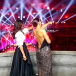 Filomena Cautela Instagram – A minha cabeça nos últimos dias também é um bocadinho este carrossel de fotos e vídeos que aqui vos deixo. É uma miscelânea, mas para quem tiver paciência para ver e ler tudo, gostaria de vos ler também nos comentários. 

1. Ontem aconteceram os Play Prémios da música portuguesa e sendo que o que ficará da espuma são evidentemente os vencedores e as importantes e hilariantes gafes e constrangimentos, queria só dizer que ontem, e nas últimas  edições, esta cerimónia também foi palco para actuações inéditas na televisão, premiou em prime time a música clássica e erudita, o jazz, os realizadores, a música popular, lembrou que a música é arma e senha da liberdade, denunciou a precariedade do sector e as dificuldades dos técnicos, produtores e artistas, ressalvou a condição da mulher, aproveitou a presenca de governantes e discursou com todas as letras o apelo à paz pelo Mundo, na Ucrânia e o fim do massacre em Gaza.  E isto numa entrega de prémios,  não é pouco. 

2. Hoje é o dia contra a homofobia, transfobia e bifobia e do que é possível contabilizar, mais de 75% das crianças Lgbtqia  são vítimas de bullying na escola. Num dado avulso.

3. Hoje a Assembleia da República portuguesa tornou-se um lugar onde o discurso racista e xenófobo é válido.

4. Se nestes fóruns e na nossa esfera pessoal e profissional optarmos sempre pela alienação e por não relembrar o que esta errado e que está à frente do nossos olhos. Se esta for a nossa escolha diária, eles passarão.