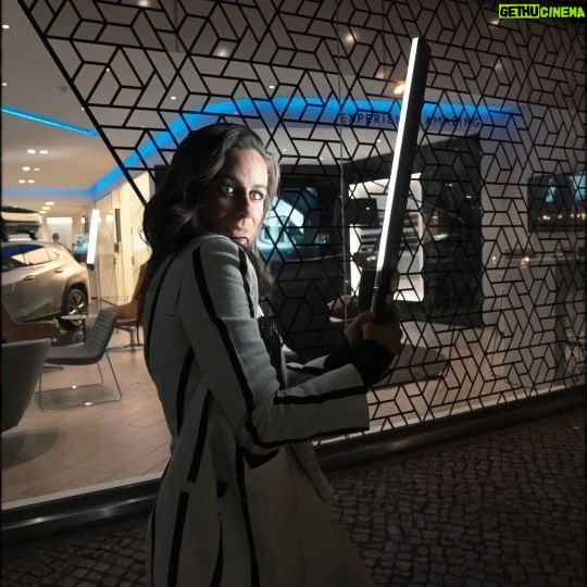 Filomena Cautela Instagram - Alguém aí sabe o que é um artesão Takumi? Então, os Takumi para entrarem na @lexusportugal têm de fazer aquele origami em menos de 90 segundos com a mão não dominante. Achei giro. Bom, esta é só uma das histórias que se descobrem no concessionário da Lexus. É todo um Mundo. Em querendo, passai lá! Ide maltinha, ide! @lexusportugal #lexusportugal