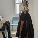 Filomena Cautela Instagram – A minha cabeça nos últimos dias também é um bocadinho este carrossel de fotos e vídeos que aqui vos deixo. É uma miscelânea, mas para quem tiver paciência para ver e ler tudo, gostaria de vos ler também nos comentários. 

1. Ontem aconteceram os Play Prémios da música portuguesa e sendo que o que ficará da espuma são evidentemente os vencedores e as importantes e hilariantes gafes e constrangimentos, queria só dizer que ontem, e nas últimas  edições, esta cerimónia também foi palco para actuações inéditas na televisão, premiou em prime time a música clássica e erudita, o jazz, os realizadores, a música popular, lembrou que a música é arma e senha da liberdade, denunciou a precariedade do sector e as dificuldades dos técnicos, produtores e artistas, ressalvou a condição da mulher, aproveitou a presenca de governantes e discursou com todas as letras o apelo à paz pelo Mundo, na Ucrânia e o fim do massacre em Gaza.  E isto numa entrega de prémios,  não é pouco. 

2. Hoje é o dia contra a homofobia, transfobia e bifobia e do que é possível contabilizar, mais de 75% das crianças Lgbtqia  são vítimas de bullying na escola. Num dado avulso.

3. Hoje a Assembleia da República portuguesa tornou-se um lugar onde o discurso racista e xenófobo é válido.

4. Se nestes fóruns e na nossa esfera pessoal e profissional optarmos sempre pela alienação e por não relembrar o que esta errado e que está à frente do nossos olhos. Se esta for a nossa escolha diária, eles passarão.