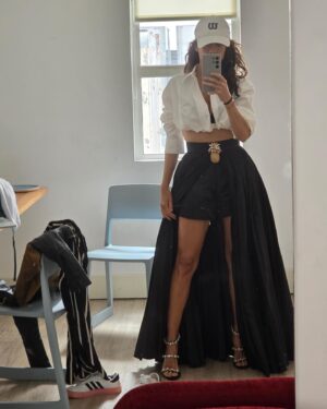 Filomena Cautela Instagram - A minha cabeça nos últimos dias também é um bocadinho este carrossel de fotos e vídeos que aqui vos deixo. É uma miscelânea, mas para quem tiver paciência para ver e ler tudo, gostaria de vos ler também nos comentários. 

1. Ontem aconteceram os Play Prémios da música portuguesa e sendo que o que ficará da espuma são evidentemente os vencedores e as importantes e hilariantes gafes e constrangimentos, queria só dizer que ontem, e nas últimas  edições, esta cerimónia também foi palco para actuações inéditas na televisão, premiou em prime time a música clássica e erudita, o jazz, os realizadores, a música popular, lembrou que a música é arma e senha da liberdade, denunciou a precariedade do sector e as dificuldades dos técnicos, produtores e artistas, ressalvou a condição da mulher, aproveitou a presenca de governantes e discursou com todas as letras o apelo à paz pelo Mundo, na Ucrânia e o fim do massacre em Gaza.  E isto numa entrega de prémios,  não é pouco. 

2. Hoje é o dia contra a homofobia, transfobia e bifobia e do que é possível contabilizar, mais de 75% das crianças Lgbtqia  são vítimas de bullying na escola. Num dado avulso.

3. Hoje a Assembleia da República portuguesa tornou-se um lugar onde o discurso racista e xenófobo é válido.

4. Se nestes fóruns e na nossa esfera pessoal e profissional optarmos sempre pela alienação e por não relembrar o que esta errado e que está à frente do nossos olhos. Se esta for a nossa escolha diária, eles passarão.