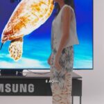 Filomena Cautela Instagram - Hey hey heyyyy! Uma dica a quem interessar: Até 31 de Dezembro, sim, apanha o Natal, na compra desta TV de 98'' (Q80C) da @samsungportugal eles vão oferecer a soundbar. A barra de som que transforma basicamente a vossa casa num cinema IMAX que é mesmo assim. Ainda ando à volta da Inteligência Artificial, aqui, a IA transforma toda a imagem em 4K, até conteúdos mais antigos ganham sempre qualidade. Aí desse lado, se puderem deixem nos comentários, séries e filmes que andem a ver e/ou que não se podem perder para serviço público. Em relação a esta Smart TV, é isto: é a melhor televisão que já vi. E já vi muita... 😳 #pub #TVQLED4K #harrystyles #tartaruga