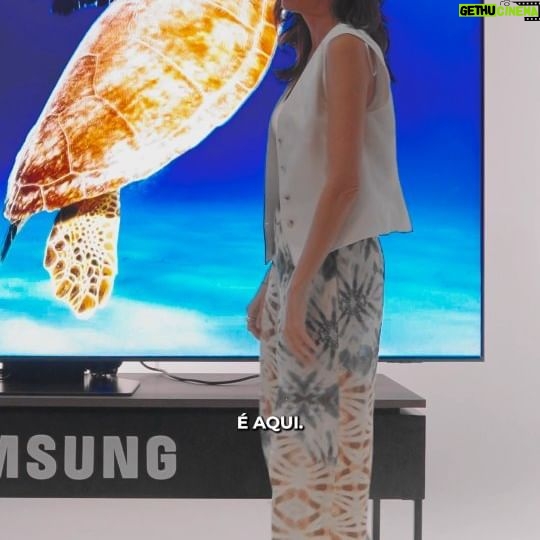 Filomena Cautela Instagram - Hey hey heyyyy! Uma dica a quem interessar: Até 31 de Dezembro, sim, apanha o Natal, na compra desta TV de 98'' (Q80C) da @samsungportugal eles vão oferecer a soundbar. A barra de som que transforma basicamente a vossa casa num cinema IMAX que é mesmo assim. Ainda ando à volta da Inteligência Artificial, aqui, a IA transforma toda a imagem em 4K, até conteúdos mais antigos ganham sempre qualidade. Aí desse lado, se puderem deixem nos comentários, séries e filmes que andem a ver e/ou que não se podem perder para serviço público. Em relação a esta Smart TV, é isto: é a melhor televisão que já vi. E já vi muita... 😳 #pub #TVQLED4K #harrystyles #tartaruga