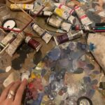 Fiona Palomo Instagram - Lo voy a dejar respirar y lo terminaré en algunas semanitas… Para los que mencionaron ganas de pintar o crear, háganlo!! Es lo más bonito qué hay!! Lo importante es crear, más aún que el resultado. ❣️ Personalmente, tengo prácticamente zero técnica en la pintura. Solo ha sido practicar mucho, aprender de artistas que admiro y quiero, y observar observar observar. Escoge algo que te gusta y crea!! Hazlo hazlo. Nunca es demasiado tarde.