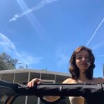Fiona Palomo Instagram – Sal a dar una vuelta. En el coche, caminando, corriendo. Mira los árboles, el sol. Respira. Todo esta bien. El tiempo detrás nunca será más grande que el tiempo por delante. Los días contados no se comparan a la vida que nace todos los días en ti, en tu pecho, en tus ojos. Siempre puedes volver a comenzar. Nada te ata- ni fantasmas, ni sombras. La vida es hermosa y se le puede comprender, se le puede abrazar y querer. Detén todo y date un momento de silencio para rescatar esas cosas que realmente importan, los seres y los sueños que merecen tu mente, tu tiempo y tu corazón.