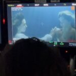 Fiona Palomo Instagram – Quiero comunicar lo hermoso que fue trabajar y conocer a todo el equipo de @octopus_uwfilms 🎥
Son un regalo de la T3 de ControlZ para mi. 
Son un equipo increíblemente profesional y de personas tan cálidas y divertidas- hicieron este rodaje y el pasar hasta 30 min bajo el agua para grabar estas escenas de las experiencias más divertidas y únicas de mi vida. Me dieron oxígeno (literalmente) y toda la tranquilidad humanamente posible para superar este reto. Metros bajo el agua para simular la profundidad del mar, pasando 7/8 horas en el agua y ratos largos debajo de ella antes de subir a la superficie.. 
Lo que creamos con ustedes es un perfecto ejemplo de que el arte no depende jamás de la literalidad de las palabras, del sonido, de absolutamente nada más que la simpleza y magia de la comunicación pura. Se ve el amor y la historia de Maria y Natalia a flor de piel en segundos bajo el agua.. 

(Les dije que desde chiquita quería ser sirena y se me concedió 🧜🏻‍♀️)