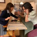 Fiona Palomo Instagram - Esta peli que filmamos en el 2021 ya va a salir a la luz!! Interpretar a ‘Viviana’ fue tan bonito… me encanta que es atemporal y enamorada de una época que a mi también me encanta… Gracias a Piti, Jorge y Conchita, @videocine , mis compañeros y todo el crew por cuidarme con tanto cariño siempre y llenar el set de luz!!! 💐