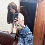 Fiona Sit Instagram - 新的一年要唱梁詠琪的歌： 🎤🎼🎵🎶😮😮 我已剪短我的髮剪斷了牽掛 🎵🎶😮！把頭髮留到過腰那麼長，留了很多年了。去剪頭髮的時候髮型師還問我，剪短一點會不會不捨得。我說無所謂都會長回來，你給我短一點！看到地上剪了那麼多，我跟他說：這一次值了！然後他回我說，我剪到肩膀就算了！🤣下次把它剪更短，你們說好不好！