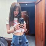 Fiona Sit Instagram - 新的一年要唱梁詠琪的歌： 🎤🎼🎵🎶😮😮 我已剪短我的髮剪斷了牽掛 🎵🎶😮！把頭髮留到過腰那麼長，留了很多年了。去剪頭髮的時候髮型師還問我，剪短一點會不會不捨得。我說無所謂都會長回來，你給我短一點！看到地上剪了那麼多，我跟他說：這一次值了！然後他回我說，我剪到肩膀就算了！🤣下次把它剪更短，你們說好不好！
