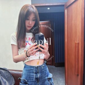 Fiona Sit Instagram - 新的一年要唱梁詠琪的歌： 🎤🎼🎵🎶😮😮 我已剪短我的髮剪斷了牽掛 🎵🎶😮！把頭髮留到過腰那麼長，留了很多年了。去剪頭髮的時候髮型師還問我，剪短一點會不會不捨得。我說無所謂都會長回來，你給我短一點！看到地上剪了那麼多，我跟他說：這一次值了！然後他回我說，我剪到肩膀就算了！🤣下次把它剪更短，你們說好不好！
