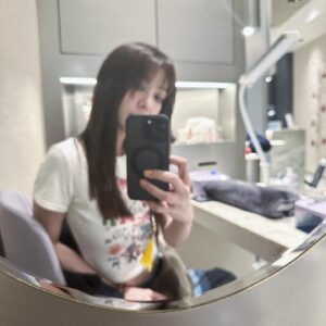 Fiona Sit Instagram - 新的一年要唱梁詠琪的歌： 🎤🎼🎵🎶😮😮 我已剪短我的髮剪斷了牽掛 🎵🎶😮！把頭髮留到過腰那麼長，留了很多年了。去剪頭髮的時候髮型師還問我，剪短一點會不會不捨得。我說無所謂都會長回來，你給我短一點！看到地上剪了那麼多，我跟他說：這一次值了！然後他回我說，我剪到肩膀就算了！🤣下次把它剪更短，你們說好不好！