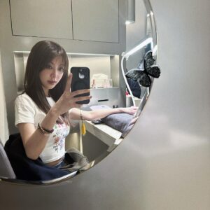 Fiona Sit Instagram - 新的一年要唱梁詠琪的歌： 🎤🎼🎵🎶😮😮 我已剪短我的髮剪斷了牽掛 🎵🎶😮！把頭髮留到過腰那麼長，留了很多年了。去剪頭髮的時候髮型師還問我，剪短一點會不會不捨得。我說無所謂都會長回來，你給我短一點！看到地上剪了那麼多，我跟他說：這一次值了！然後他回我說，我剪到肩膀就算了！🤣下次把它剪更短，你們說好不好！