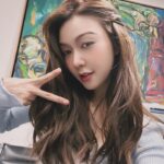 Fiona Sit Instagram - 其實頭髮很長的這幾年，我自己出門大多數都放棄了給自己做造型，因為太難，太久了！剪完它，改天立刻給自己捲了個髮型，還很快！oh yeah ！ 好開心， 好簡單！ 不想留長了！好方便啊！ time saving ❤️❤️❤️