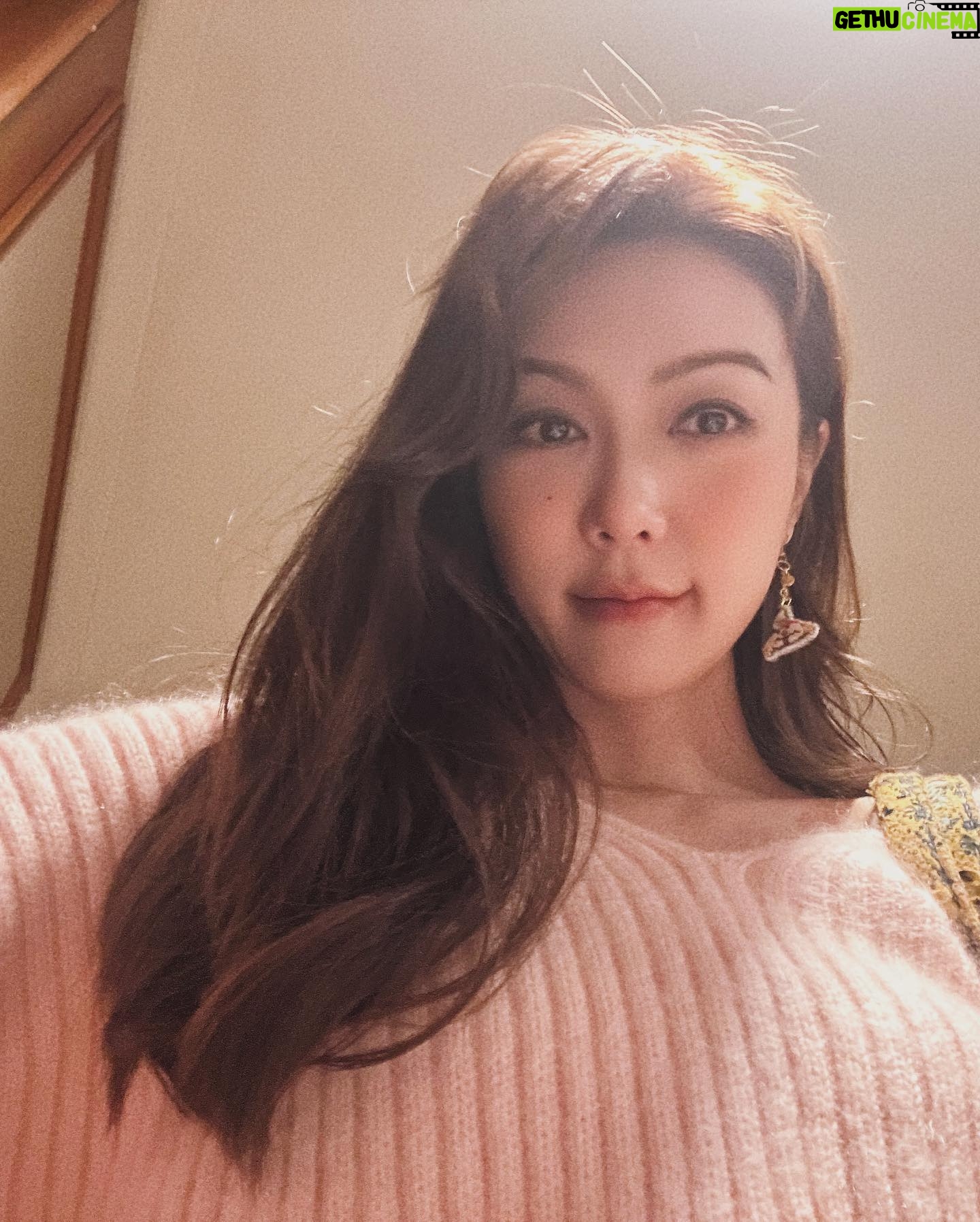 Fiona Sit Instagram - 其實頭髮很長的這幾年,我自己出門大多數都放棄了給自己做造型,因為太難,太久了!剪完它,改天立刻給自己捲了個髮型,還很快!oh yeah ! 好開心, 好簡單! 不想留長了!好方便啊! time saving ❤️❤️❤️