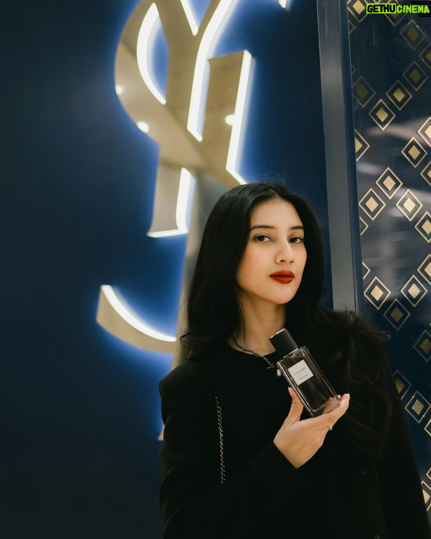 Fita Anggriani Instagram - Let’s celebrate your Eid & Ramadhan with YSL Beauty ✨ Lagi ada Pop Up store nya @yslbeauty di @senayancity untuk kamu bisa cari Ramadhan giftset buat orang tersayang 💗 Available at YSL Beauty’s boutique and website yslbeauty.co.id 🛒 #YSLbeauty #YSLBeautyID #EmbraceTheNight