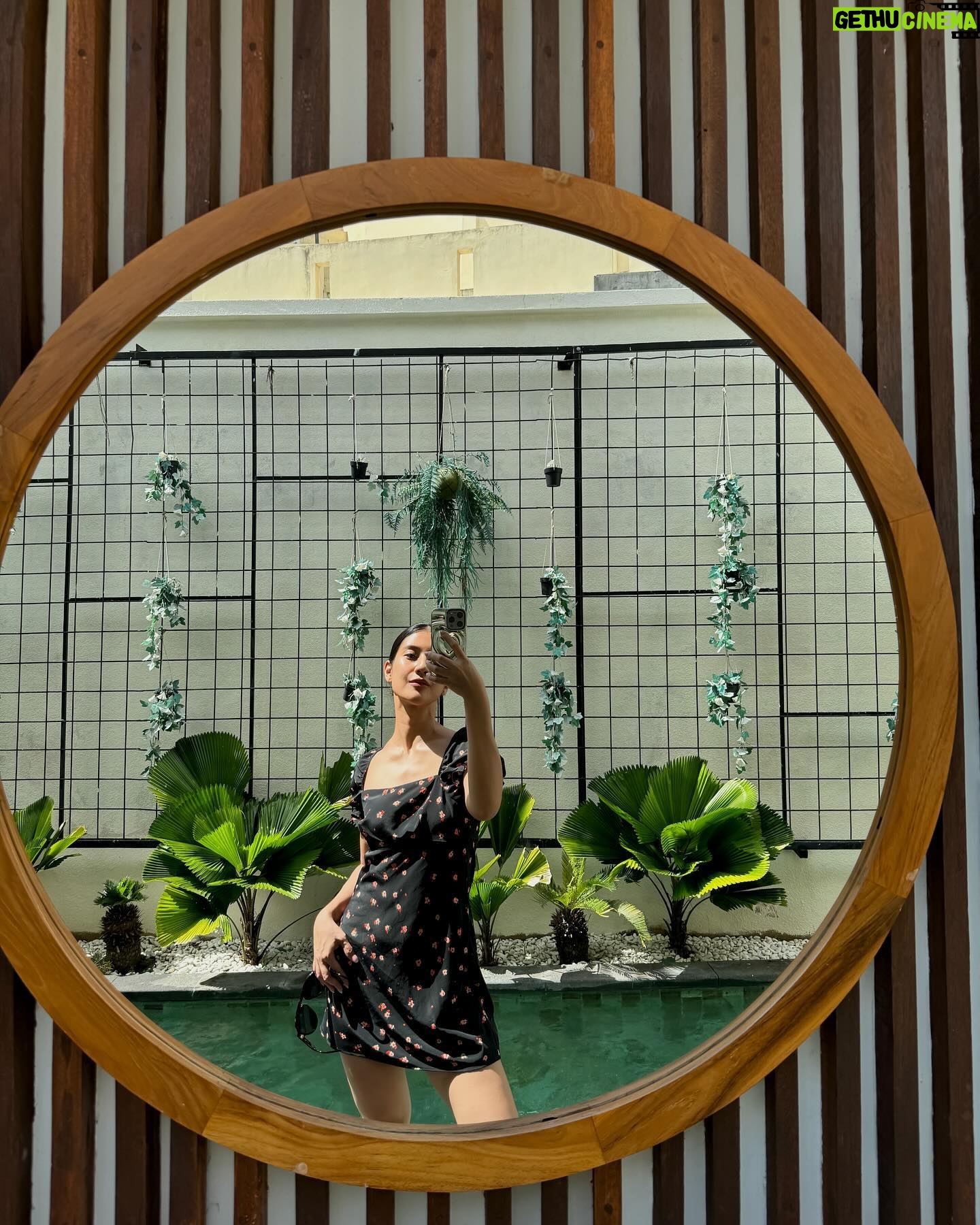 Fita Anggriani Instagram - Mamak nobat kan @adonia.villa.bali sebagai salah satu villa family friendly tervaik dan terekomen 2024 π«΅πΌπ€β¨ Berasa dirumah sendiri , super cozy & neat , kebutuhan untuk ibu rumah tangga seferti mamak yg bawa anak yaitu alat alat dapur masaknya lengkap ππΌ ADA BABYCHAIR UGA π€πΌ Dan paling penting tempatnya strategis sekali deket kemana mana jadi kalo mau bolak balik villa ga masalah ya bundah . Pihim dong remfong nya kalo bawa anak liburan sudah pasti sering bolak balik pilla βΊοΈπ€²πΌ