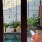 Fita Anggriani Instagram - Mamak nobat kan @adonia.villa.bali sebagai salah satu villa family friendly tervaik dan terekomen 2024 🫵🏼🤍✨ Berasa dirumah sendiri , super cozy & neat , kebutuhan untuk ibu rumah tangga seferti mamak yg bawa anak yaitu alat alat dapur masaknya lengkap 👍🏼 ADA BABYCHAIR UGA 🤌🏼 Dan paling penting tempatnya strategis sekali deket kemana mana jadi kalo mau bolak balik villa ga masalah ya bundah . Pihim dong remfong nya kalo bawa anak liburan sudah pasti sering bolak balik pilla ☺️🤲🏼