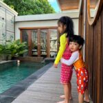 Fita Anggriani Instagram - Mamak nobat kan @adonia.villa.bali sebagai salah satu villa family friendly tervaik dan terekomen 2024 🫵🏼🤍✨ Berasa dirumah sendiri , super cozy & neat , kebutuhan untuk ibu rumah tangga seferti mamak yg bawa anak yaitu alat alat dapur masaknya lengkap 👍🏼 ADA BABYCHAIR UGA 🤌🏼 Dan paling penting tempatnya strategis sekali deket kemana mana jadi kalo mau bolak balik villa ga masalah ya bundah . Pihim dong remfong nya kalo bawa anak liburan sudah pasti sering bolak balik pilla ☺️🤲🏼