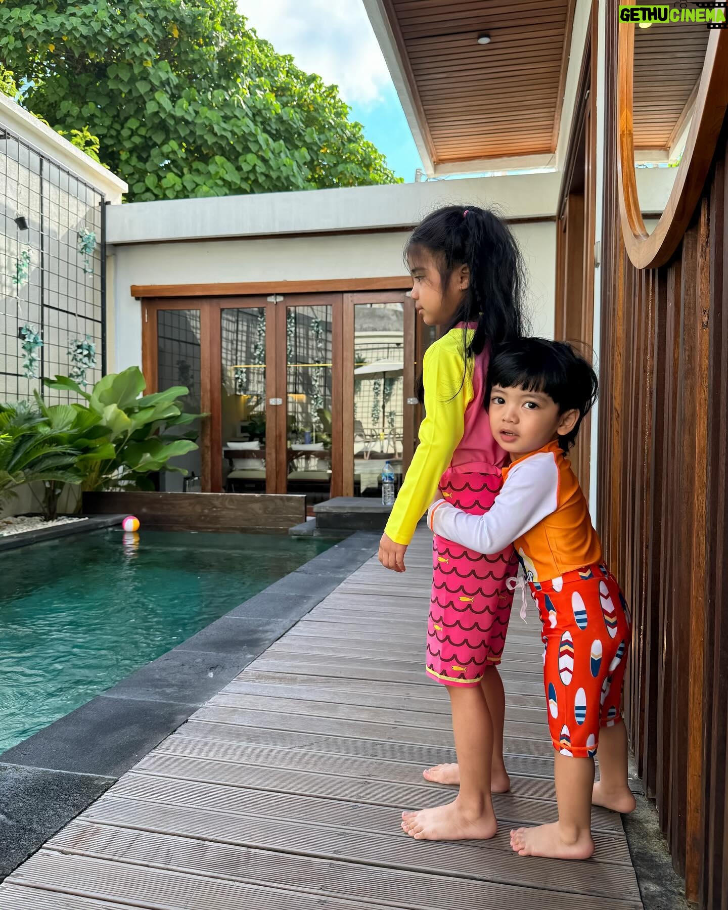 Fita Anggriani Instagram - Mamak nobat kan @adonia.villa.bali sebagai salah satu villa family friendly tervaik dan terekomen 2024 π«΅πΌπ€β¨ Berasa dirumah sendiri , super cozy & neat , kebutuhan untuk ibu rumah tangga seferti mamak yg bawa anak yaitu alat alat dapur masaknya lengkap ππΌ ADA BABYCHAIR UGA π€πΌ Dan paling penting tempatnya strategis sekali deket kemana mana jadi kalo mau bolak balik villa ga masalah ya bundah . Pihim dong remfong nya kalo bawa anak liburan sudah pasti sering bolak balik pilla βΊοΈπ€²πΌ