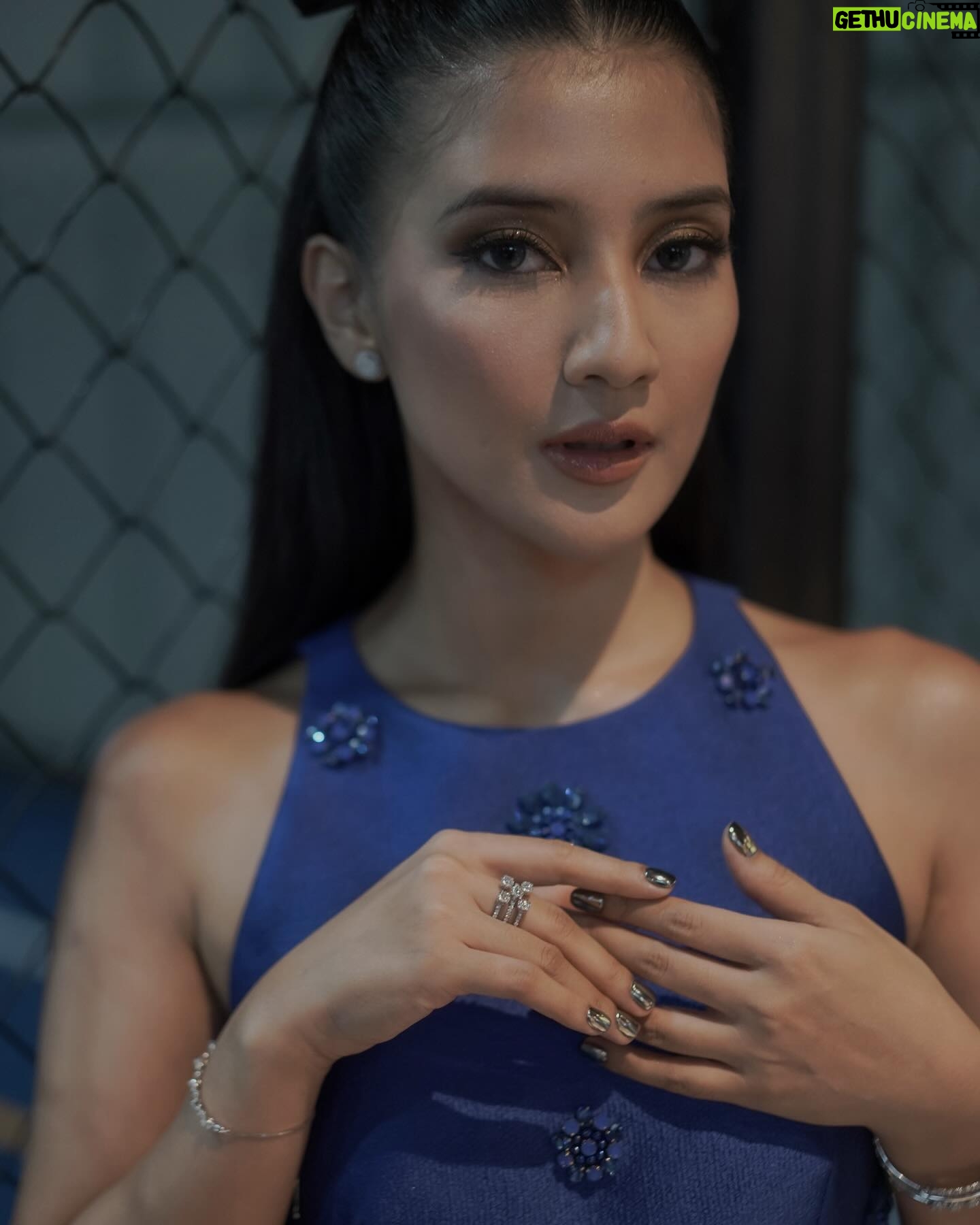 Fita Anggriani Instagram - Hi mak 👋🏼 eh MAURA 💙 @dearjoseries Dress by @sebastianredofficial Jewelry by @thepalace_id Styled by @wanda_haraa MUA by @bubahalfian Hairdo by @diki_hairdo Nails by @blinkstudio.id 📸 by @willymulyadi27