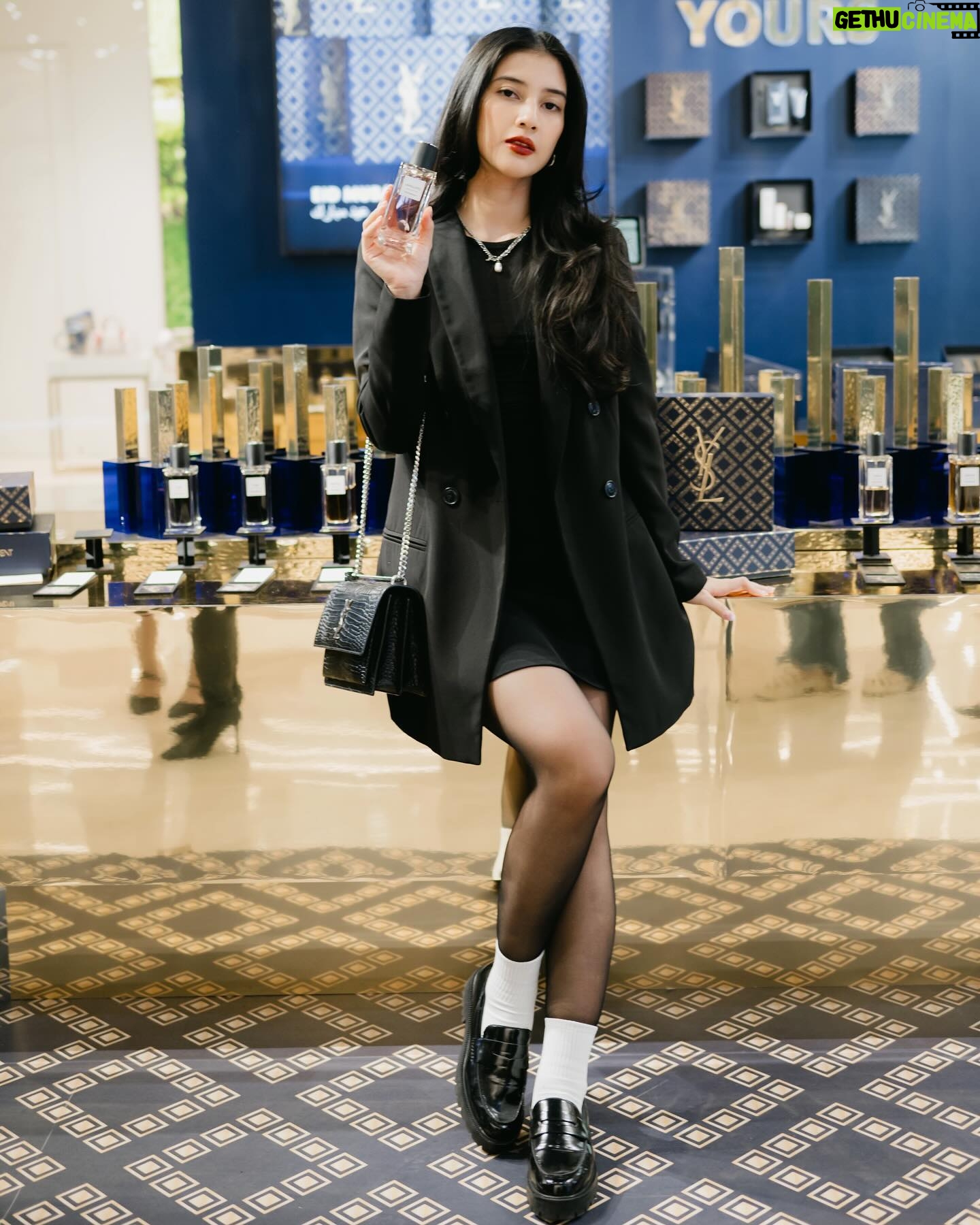 Fita Anggriani Instagram - Let’s celebrate your Eid & Ramadhan with YSL Beauty ✨ Lagi ada Pop Up store nya @yslbeauty di @senayancity untuk kamu bisa cari Ramadhan giftset buat orang tersayang 💗 Available at YSL Beauty’s boutique and website yslbeauty.co.id 🛒 #YSLbeauty #YSLBeautyID #EmbraceTheNight