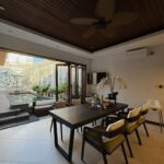 Fita Anggriani Instagram - Mamak nobat kan @adonia.villa.bali sebagai salah satu villa family friendly tervaik dan terekomen 2024 🫵🏼🤍✨ Berasa dirumah sendiri , super cozy & neat , kebutuhan untuk ibu rumah tangga seferti mamak yg bawa anak yaitu alat alat dapur masaknya lengkap 👍🏼 ADA BABYCHAIR UGA 🤌🏼 Dan paling penting tempatnya strategis sekali deket kemana mana jadi kalo mau bolak balik villa ga masalah ya bundah . Pihim dong remfong nya kalo bawa anak liburan sudah pasti sering bolak balik pilla ☺️🤲🏼